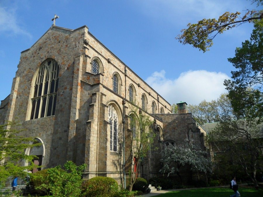 All Saints Parish 예배당 외관. 아치형 창이 있는 석조 건물이다.